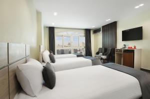 Deluxe Twin — Pyramid View, 2 Single Beds, 45m², up to 2 guests, with pyramid view, at Brothers Pyramids View